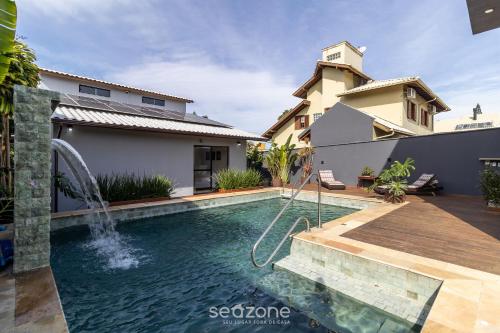 Casa com Piscina Próxima à Praia JDE792