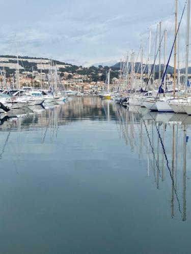 VUE MER ET DEVANT LA PLAGE PARKING MARINDORE Bandol - Tap to explore photos