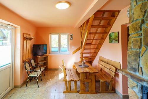 Közös társalgó / TV, Całoroczne Domki w Bieszczadach "The Willows" (Caloroczne Domki w Bieszczadach "The Willows") in Łączki