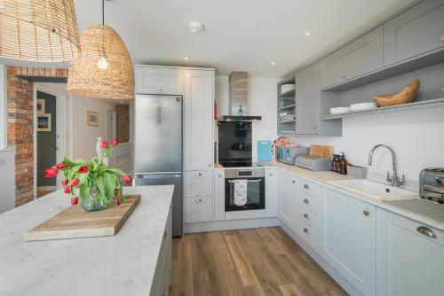 Exterior view, Jumble Cottage in Nettlestone and Seaview