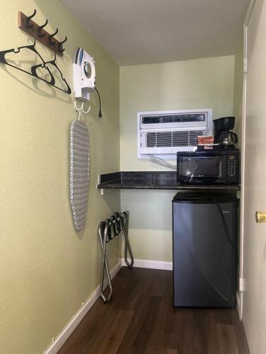 อเมริกัน อินน์ โกรเวอร์ บีช (American Inn Grover Beach) in โกรเวอร์ บีช (CA)