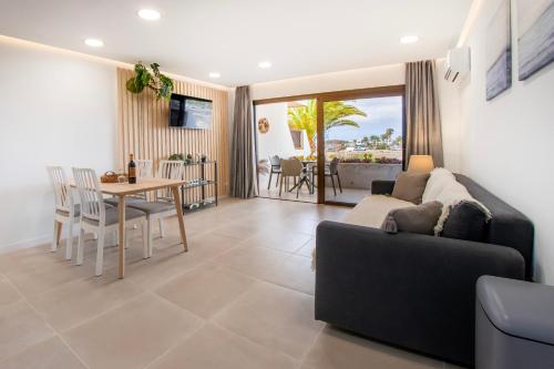 Newly renovated, luxurious apartment with a heated pool, 259, Tenerife
