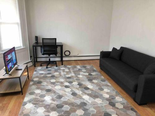 Private 2-bedroom apartment, NYC bus 5 minute walk in Elizabeth, USA