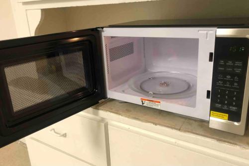 Private 2-bedroom apartment, NYC bus 5 minute walk in Elizabeth, USA
