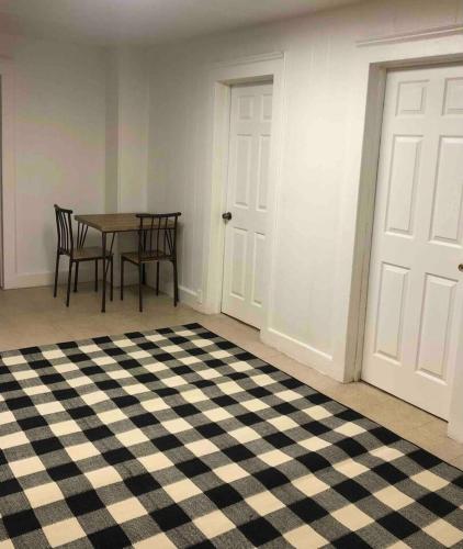 Private 2-bedroom apartment, NYC bus 5 minute walk in Elizabeth, USA