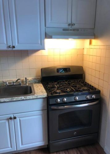 Private 2-bedroom apartment 10-mins to EWR in Elizabeth, USA