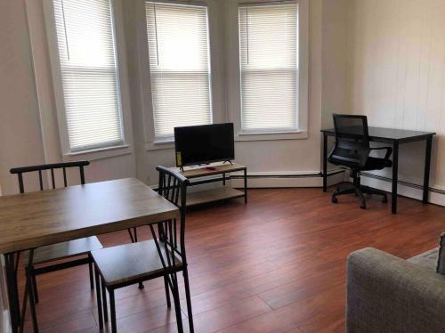 Private 2-bedroom apartment, NYC bus 5-min walk in Elizabeth, USA