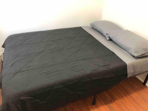 Private 2-bedroom apartment, NYC bus 5-min walk in Elizabeth, USA