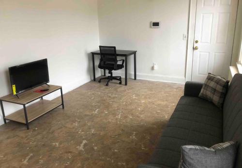 . Spacious and bright 2-bedroom apartment with 1-bathroom and private street entrance