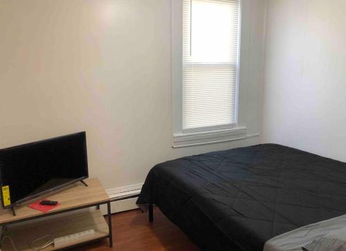 Private 2-bedroom apartment, NYC bus 5-min walk in Elizabeth, USA
