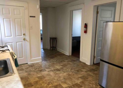 Private 2-bedroom apartment, NYC bus 5-min walk in Elizabeth, USA