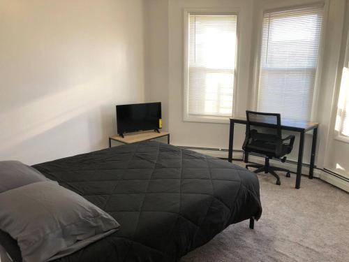 Private 2-bedroom apartment, NYC bus 5-min walk in Elizabeth, USA