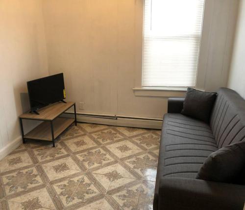 Private 2-bedroom apartment with direct bus to NYC Manhattan only a 5-minute walk away