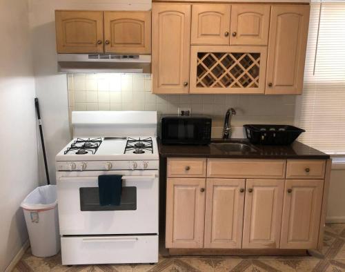 Private 2-bedroom apartment, NYC bus 5-min walk in Elizabeth, USA