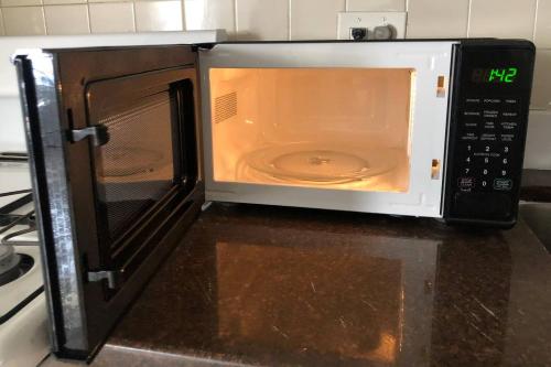 Private 2-bedroom apartment, NYC bus 5-min walk in Elizabeth, USA