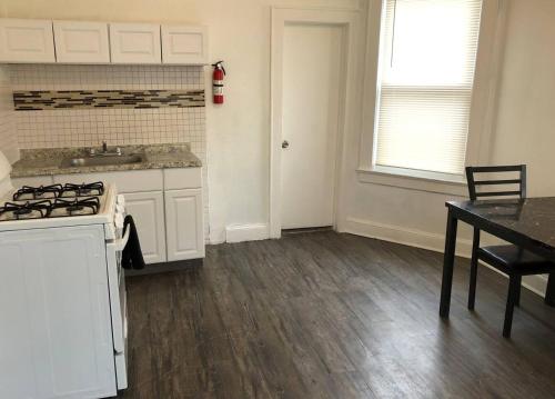 Spacious 2-bed apartment, private street entrance in Paterson, USA