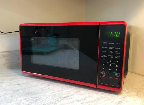 Large and private 3 bedroom and 1 bathroom apartment near Newark International Airport EWR and New York City