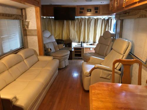 Private 1-bedroom RV with full hookups and direct bus to NYC Manhattan only 2 blocks away in Linden