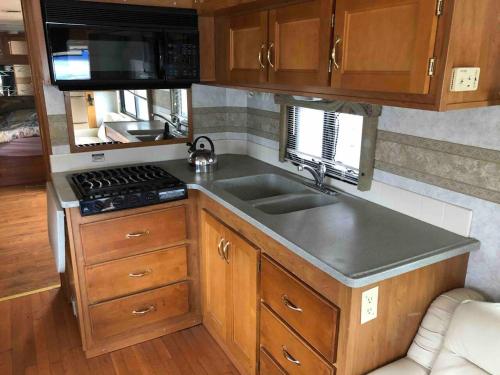 Private 1-bedroom RV with full hookups and direct bus to NYC Manhattan only 2 blocks away in Linden