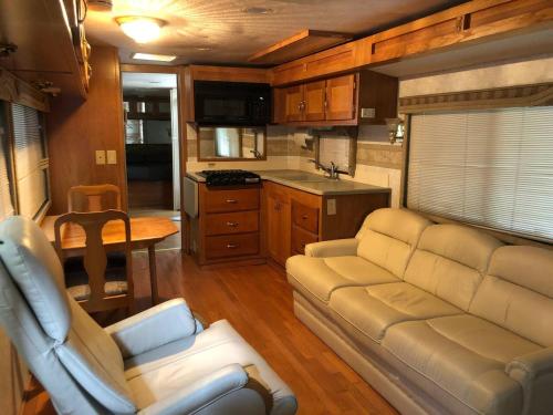 Private 1-bedroom RV with full hookups and direct bus to NYC Manhattan only 2 blocks away in Linden