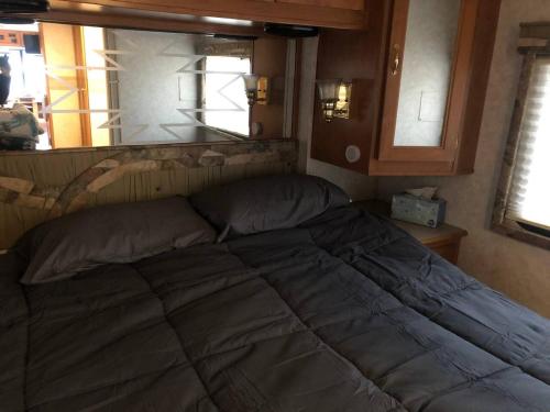 Private 1-bedroom RV with full hookups and direct bus to NYC Manhattan only 2 blocks away in Linden