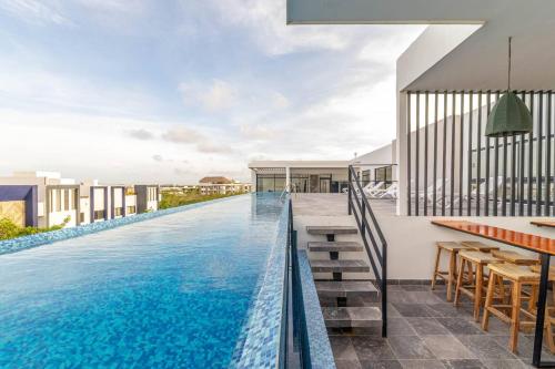 Stylish Boho Studio with Rooftop Pool - image 2