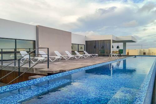 Stylish Boho Studio with Rooftop Pool - image 3