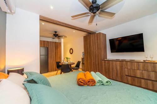 King Suite with Private Balcony Rooftop Pool Gym - image 4