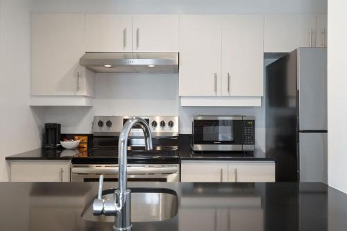 Superior Suite / Full Kitchen / Animals Not Permitted image 3