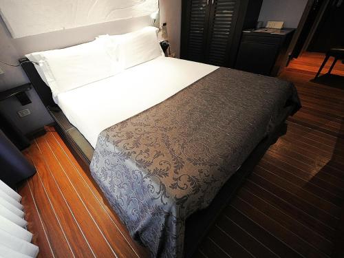 Classic Double Room image 3
