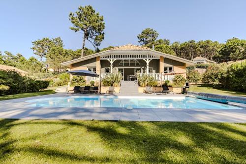 Villa rénovée,piscine chauffée, dans les pins à 4min de l'océan-AG29 - Location, gîte - Lacanau