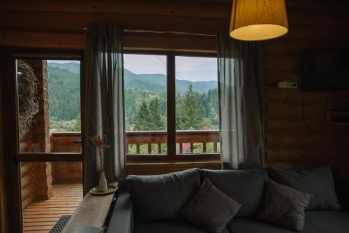 Apartment with Mountain View