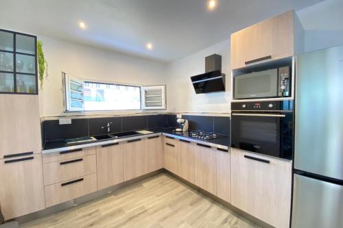 972M Beautiful air-conditioned villa with garden in เลอการ์เบ