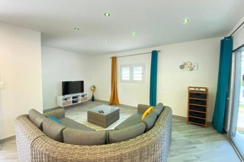 972M Beautiful air-conditioned villa with garden in เลอการ์เบ