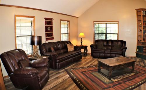 The Big House at Bobcat Pass - Amazing Views - Hot Tub - WiFi - Fireplace - Grill - Fire Pit - Garage Access in Red River, Vereinigte Staaten von Amerika