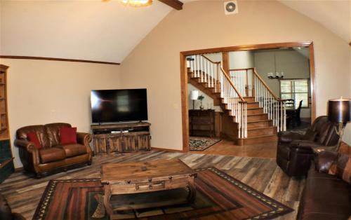 The Big House at Bobcat Pass - Amazing Views - Hot Tub - WiFi - Fireplace - Grill - Fire Pit - Garage Access in Red River, USA