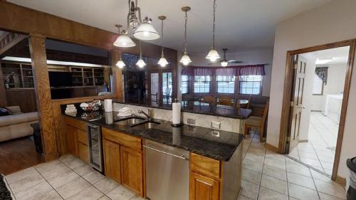 The Big House at Bobcat Pass - Amazing Views - Hot Tub - WiFi - Fireplace - Grill - Fire Pit - Garage Access in Red River, USA
