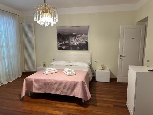 1 queen bed, 1 twin bed