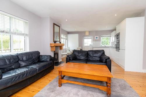 Koplietošanas atpūtas telpa ar TV, Brittas Bay Holiday Park No 18 by Trident Holiday Homes in Brittas Bay