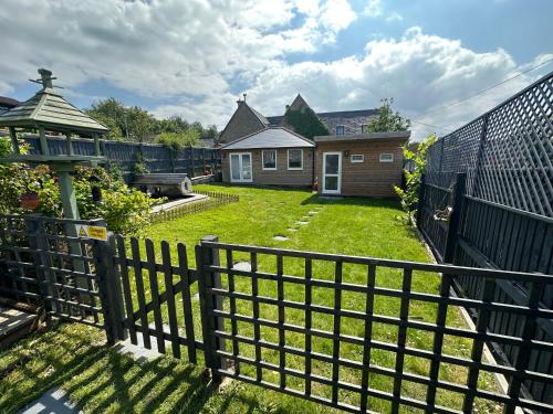 Modern 2 Bedroom House Spacious Large Garden Modern 2 Bedroom House Spacious Large Garden