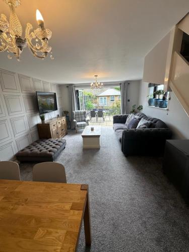 Modern 2 Bedroom House Spacious Large Garden Modern 2 Bedroom House Spacious Large Garden