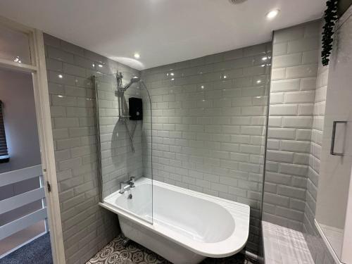 Modern 2 Bedroom House Spacious Large Garden Modern 2 Bedroom House Spacious Large Garden