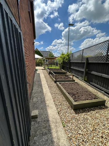 Modern 2 Bedroom House Spacious Large Garden Modern 2 Bedroom House Spacious Large Garden