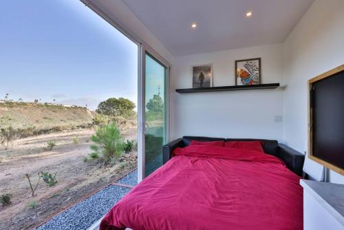Studio near Snapdragon zoo and beach with AC and patio in San Diego, USA