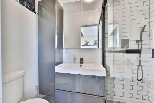 Studio near Snapdragon zoo and beach with AC and patio in San Diego, USA