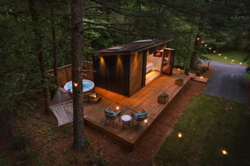 Glamping cottage with glass front and hot tub!
