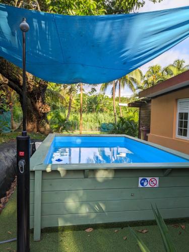 douche, Résidence Café (Residence Cafe) in Sainte-Marie