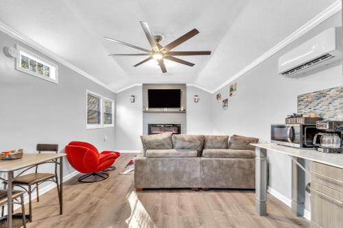 Spacious King Cottage-Mins from Downtown