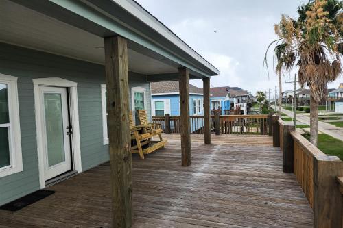 Sunset Shores Cottage in Crystal Beach, USA