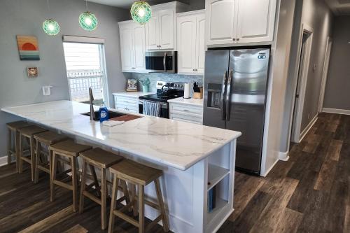 Sunset Shores Cottage in Crystal Beach, USA